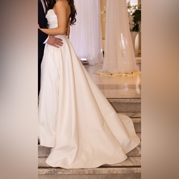 Wedding dress with pearls - Picture 4 of 5